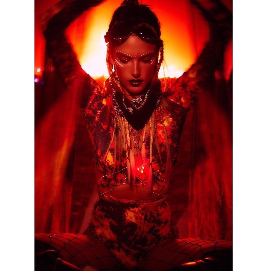 Alessandra Ambrósio na versão "fogo" - Reprodução/Instagram