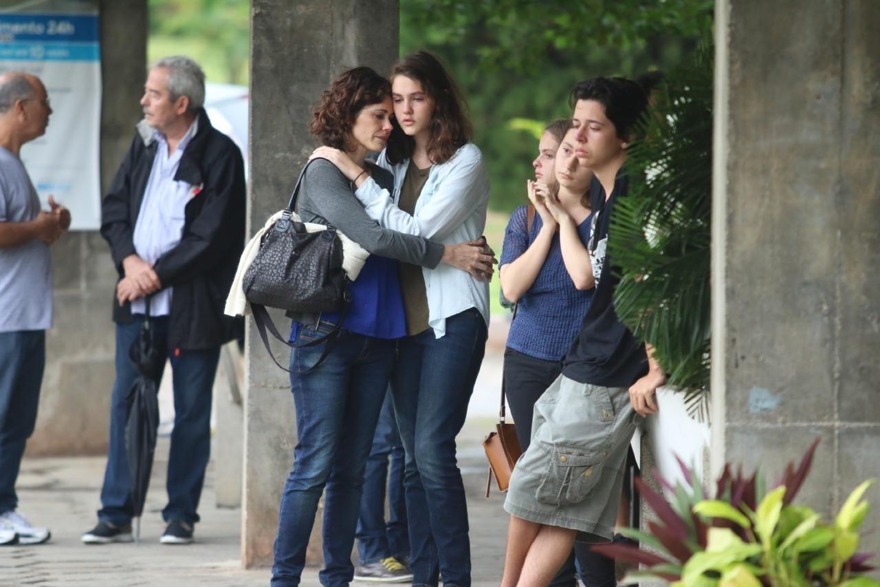 Amigos e familiares se emocionam no último adeus a Márcia Cabrita, que morreu após luta contra o câncer - Daniel Pinheiro/AgNews