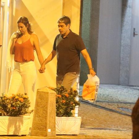 William Bonner é visto passeando com Natasha Dantas, apontada como sua namorada, e o filho Vinícius Bonemer - Thiago Martins/AgNews