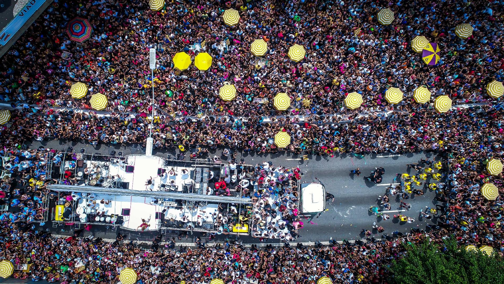 Público acompanha desfile do Bloco Largadinho, da cantora Claudia Leitte, pela av. 23 de Maio, zona sul de São Paulo - Edson Lopes Jr./UOL