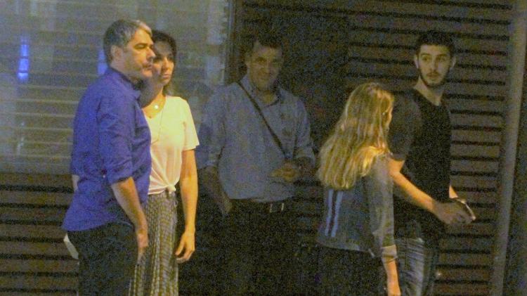 William Bonner é visto deixando restaurante ao lado da noiva, Natasha Dantas, do filho, Vinicius, e da nora, Thalita - AgNews - AgNews
