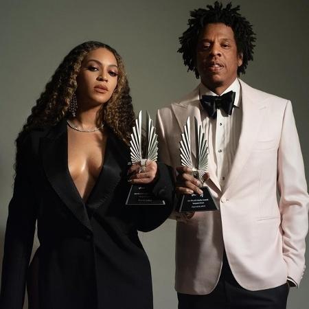 Beyoncé e Jay-Z com os seus troféus do GLAAD Media Awards - Reprodução/Instagram