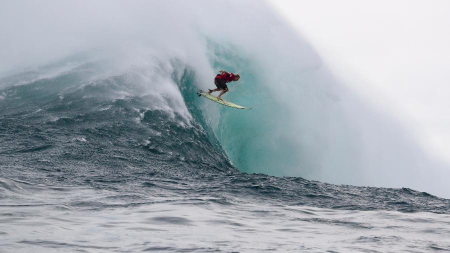 Em 2018, a surfista Keala Kennelly encarou um mar com ondas de 15 metros de altura - WSL / Hallman SOCIAL