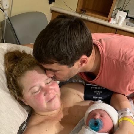 A humorista norte-americana Amy Schumer com o marido e o filho recém-nascido - Reprodução/Instagram/amyschumer