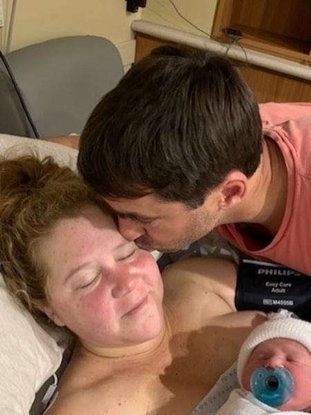 A humorista norte-americana Amy Schumer com o marido e o filho recém-nascido, um ano atrás - Reprodução/Instagram/amyschumer