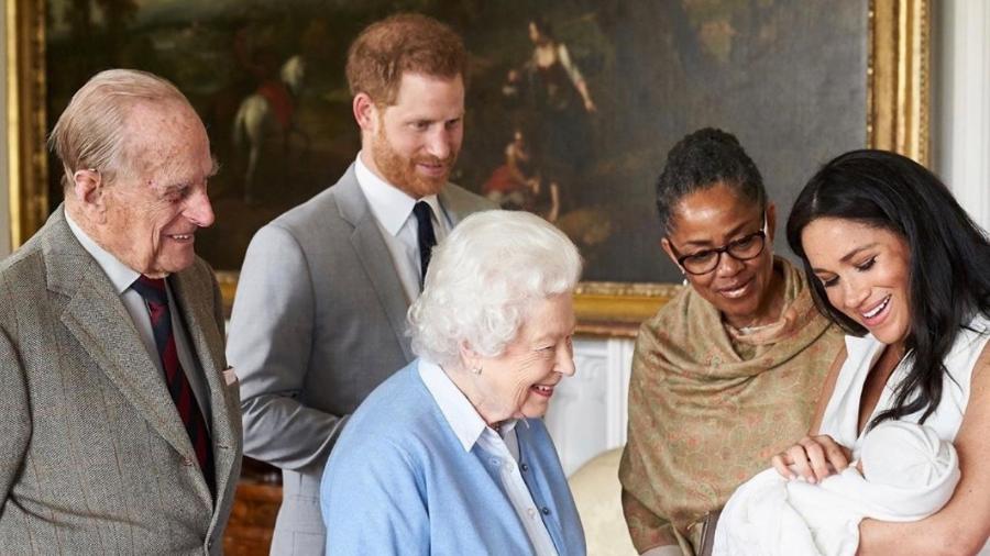 Meghan Markle, acompanhada pela mãe, e o príncipe Harry apresentam o bebê Archie à rainha e ao duque de Edimburgo - Chris Allerton/sussexroyal/Reprodução