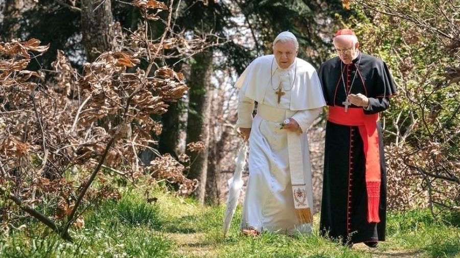 Anthony Hopkins (papa Bento 16) e Jonathan Pryce (papa Francisco) em cena de Dois Papas - Divulgação
