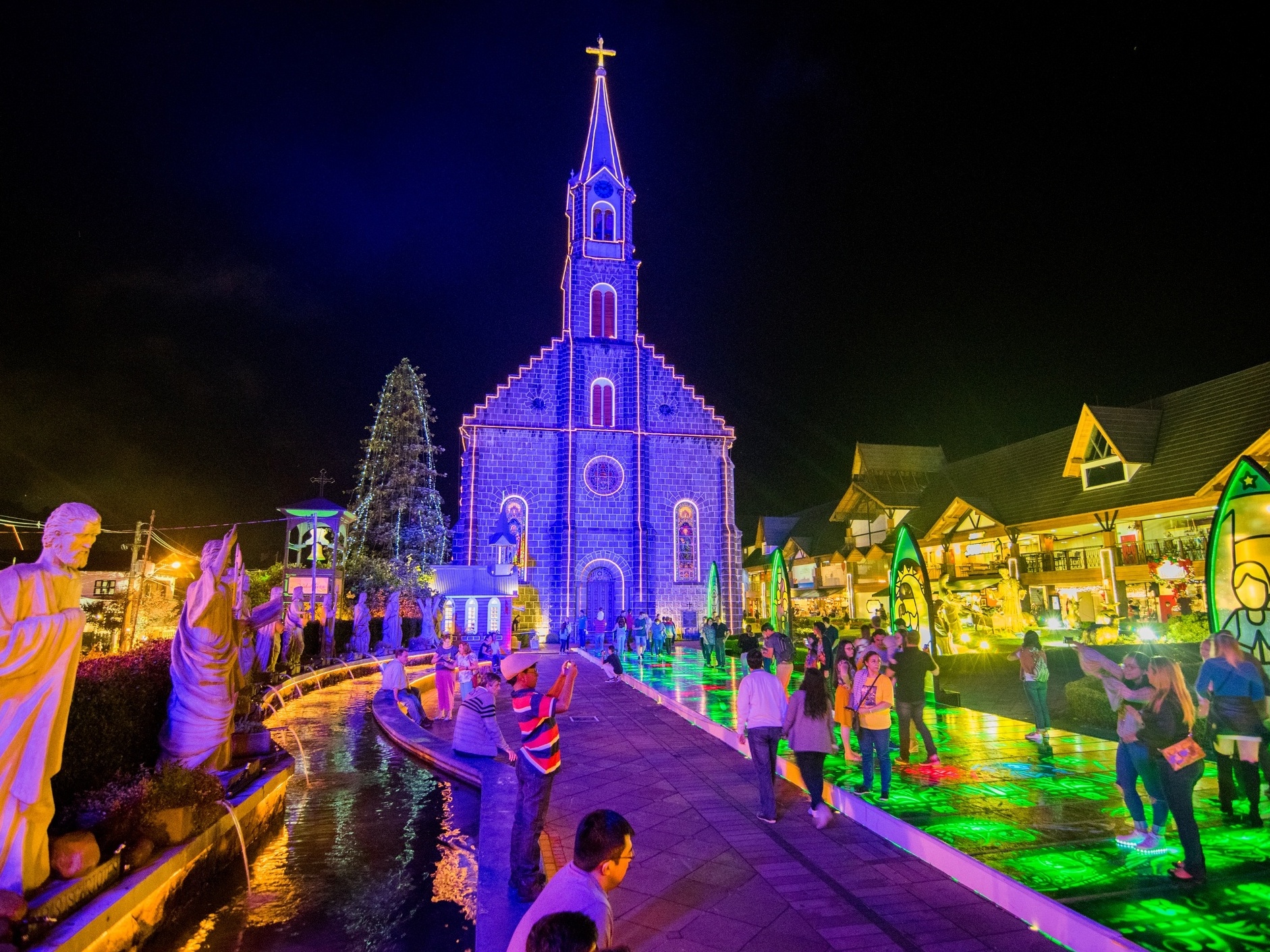 Gramado ilumina a cidade com o início do Natal Luz nesta quinta (26) - São  Marcos Online