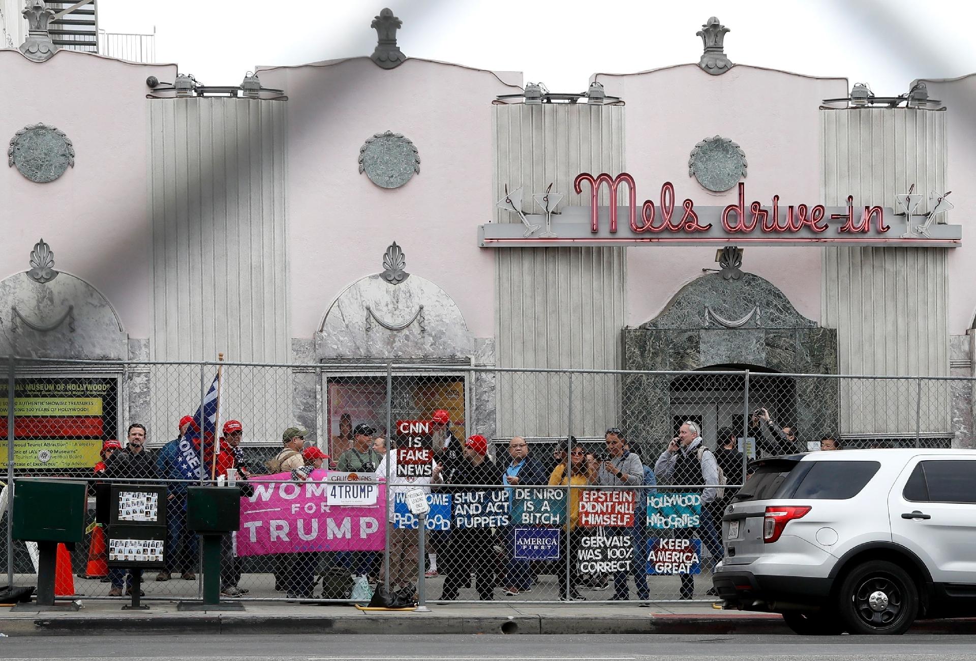 Apoiadores do presidente dos EUA, Donald Trump, seguram cartazes do lado de fora do local de chegada para a cerimônia do 92º Oscar, Los Angeles - REUTERS/Eric Gaillard