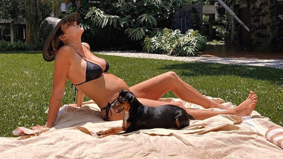 Giovanna Ewbank tomando sol com a cadela Lasanha - Reprodução/Instagram