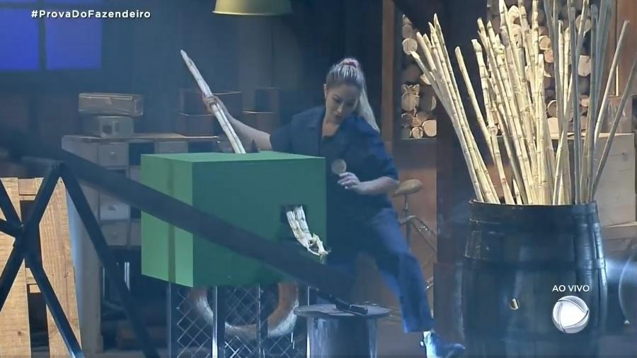 Carol Narizinho moendo cana durante a prova do fazendeiro realizada nesta quarta-feira (23)  - Reprodução/Playplus
