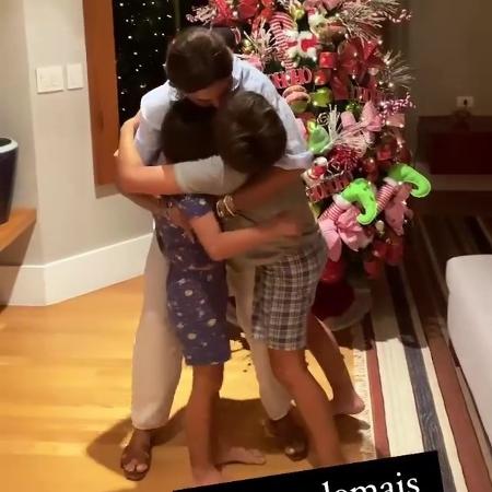 Juliana Paes gravou o momento em que abraça os filhos - Reprodução/Instagram @julianapaes