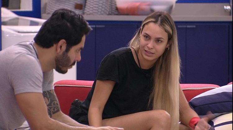 BBB 21: Sarah conversa com Rodolffo na parte externa da casa - Reprodução / Globo - Reprodução / Globo