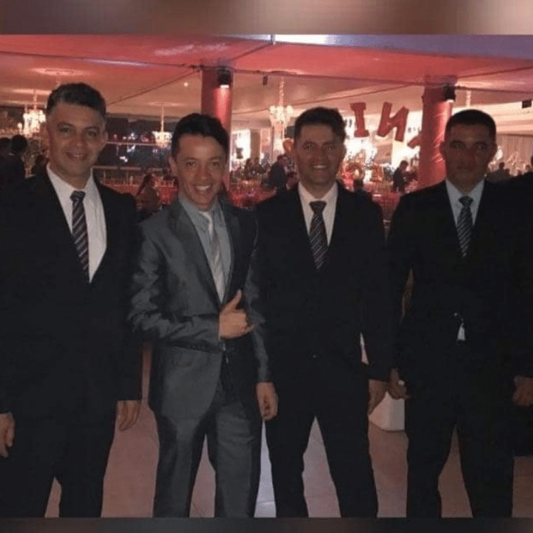 Lourival Júnior (primeiro à esquerda) postou foto com Washington (ao seu lado) e mais dois irmãos na formatura de Juliette - Reprodução/Instagram - Reprodução/Instagram