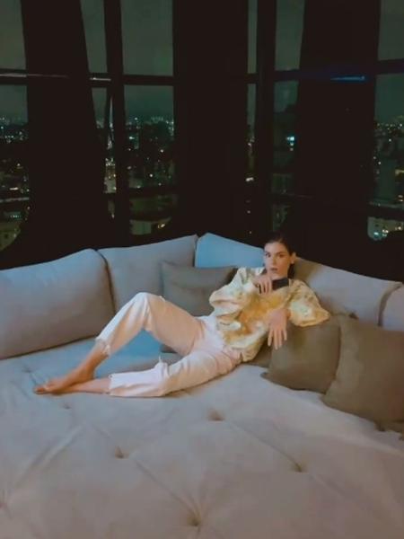 Camila Queiroz em foto feita na suíte presidencial do Tivoli Mofarrej - Reprodução/Instagram - Reprodução/Instagram