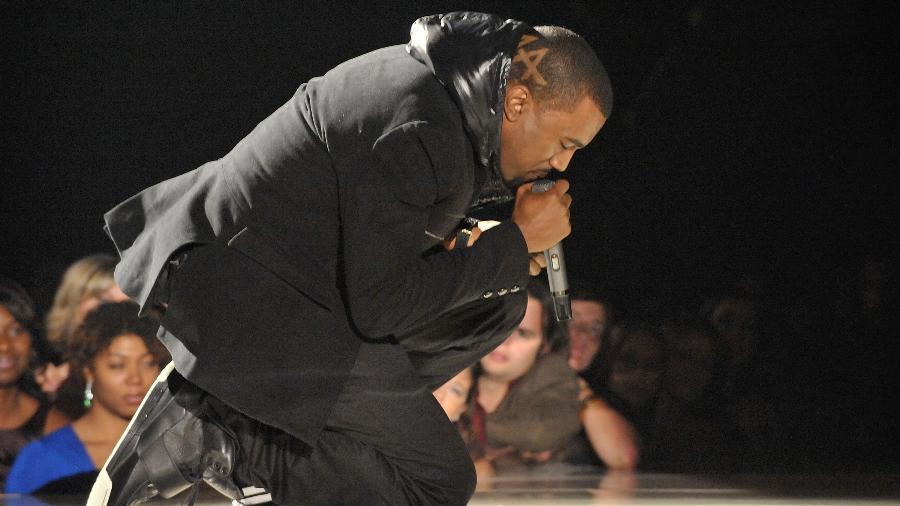 Kanye West no Grammy 2008, usando o par de Yeezy leiloado pela Sotheby"s - Lester Cohen/WireImage