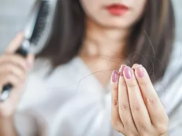 Queda de cabelo: 5 hábitos ruins que podem afetar a força dos fios