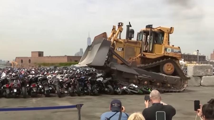 Nova York destrói motos ilegais em evento - Reprodução