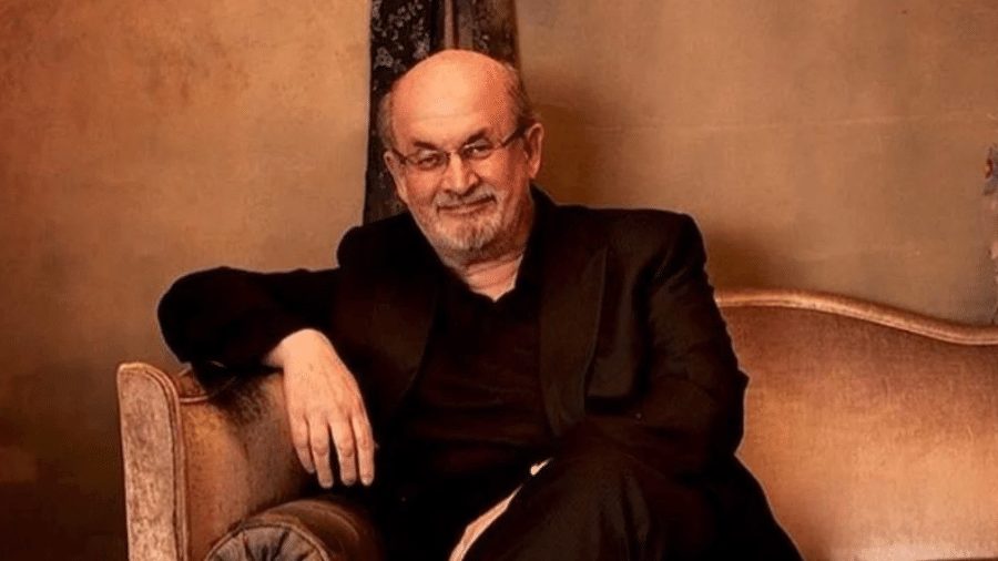 Salman Rushdie foi esfaqueado 10 vezes no pescoço, estômago, peito, coxa e olho - Reprodução/Facebook