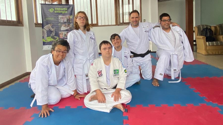 Yves Levy Dupont (no centro) com seu professor de judô (atrás, também de faixa preta) e seus alunos do Instituto Social Pertence - Luciano Nagel