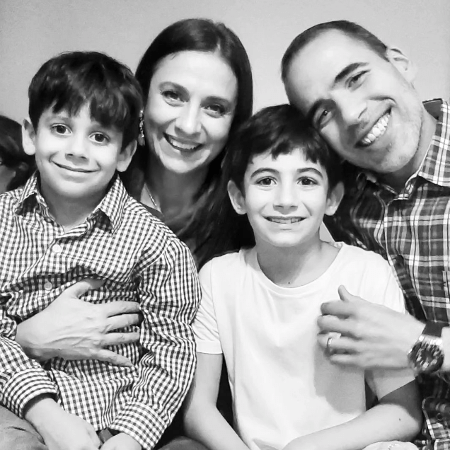 Dani, o marido Diego e os filhos