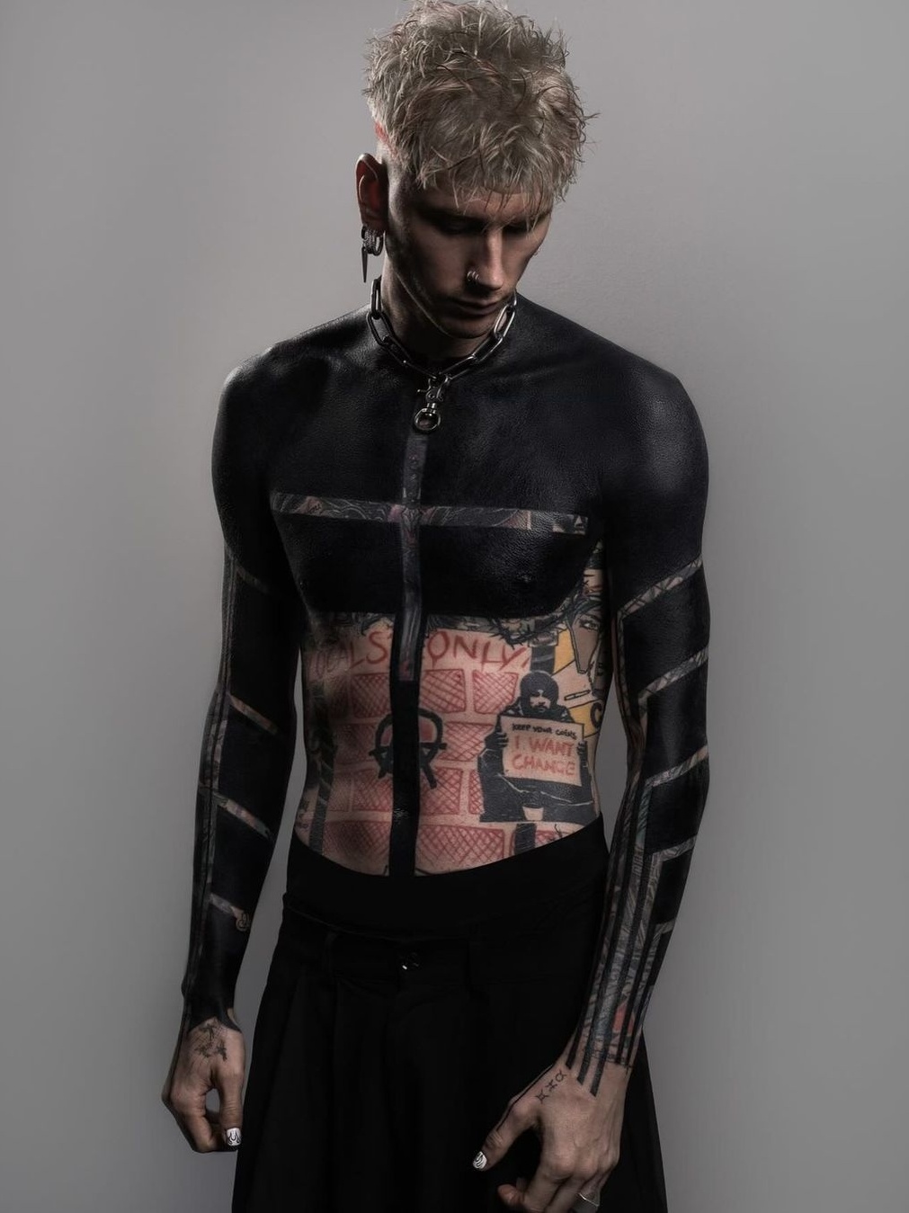 Machine Gun Kelly exibe como fez tatuagem preta pelo corpo