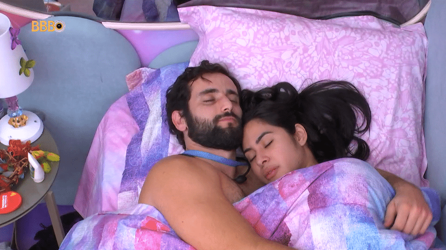 BBB 24: Matteus e Isabelle trocam carinhos na cama - Reprodução/Globoplay