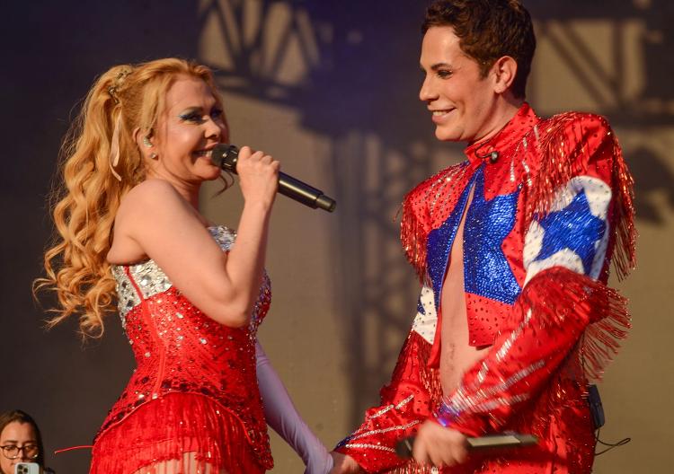 Joelma e Christian Chávez, ex-RBD, durante micareta em 2024 Joelma e Christian Chávez, ex-RBD, durante micareta em 2024