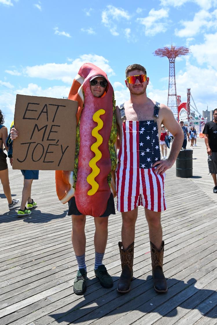 Fãs de Joey Chestnut, na competição do Nathan's, em 2021