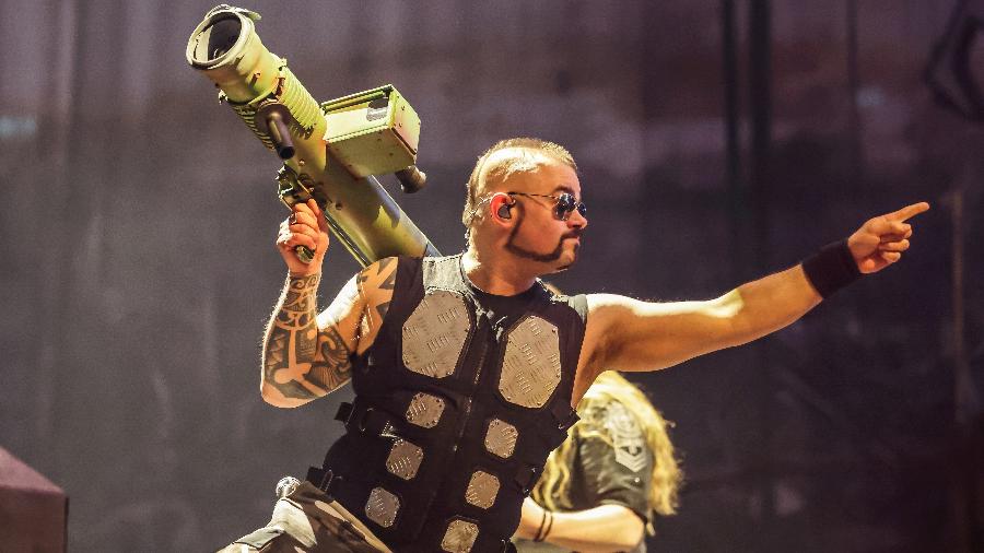 Joakim Brodén, vocalista do Sabaton, durante show em Beriln, em 2023; banda virá ao Brasil para tocar no Bangers Open Air, em 2025 - Pedro Becerra/Redferns
