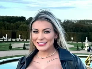 Andressa Urach exibe marquinha ao renovar o brozeado de fio-dental