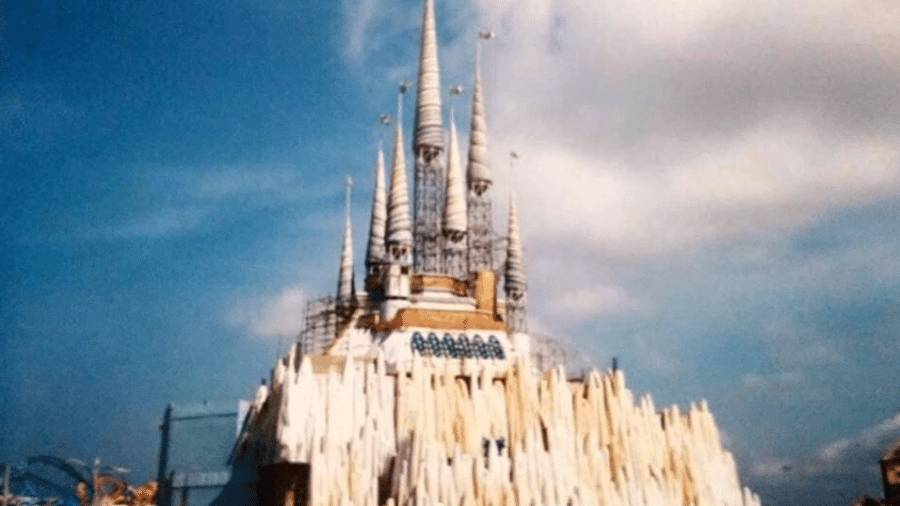 Castelo das Águas, inspirado no da Disney, nunca teve torres terminadas 