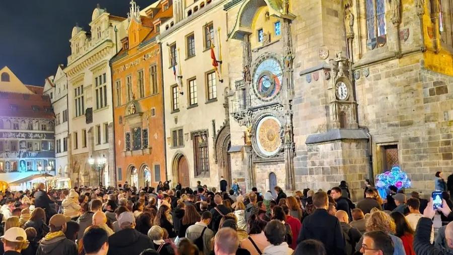 Multidão de turistas se aglomera em frente ao Relógio Astronômico, na Praça da Cidade Velha