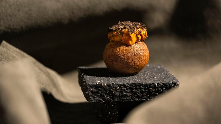 Uma das entradas do Frevo: espécie de macarron salgado com creme de abóbora, parmesão e trufas raladas Uma das entradas do Frevo: espécie de macarron salgado com creme de abóbora, parmesão e trufas raladas