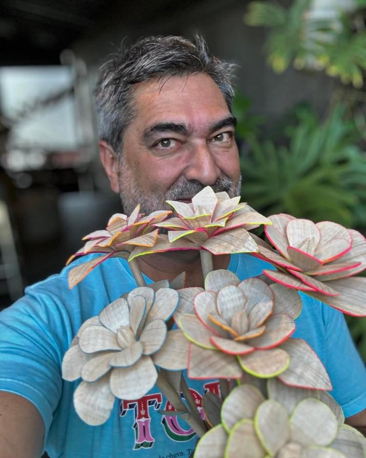 Zeca Camargo com flores feitas de miriti, madeira utilizada na confecção de ex-votos. Zeca Camargo com flores feitas de miriti, madeira utilizada na confecção de ex-votos.