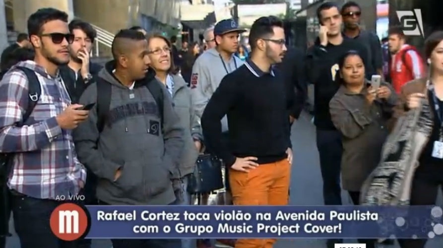 26.jun.2015 - Rafael Cortez toca violão na calçada da avenida Paulista