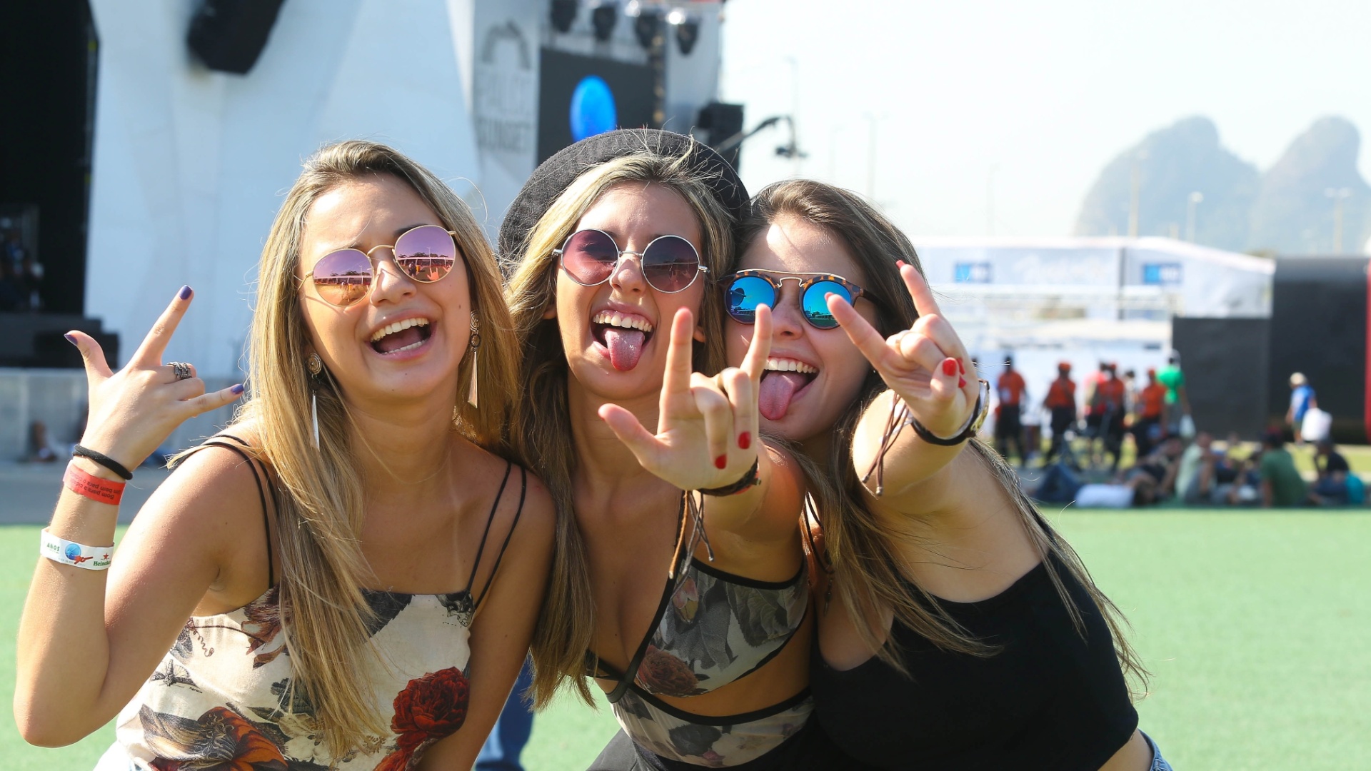 18.set.2015 - Meninas capricham no visual para curtir o Rock in Rio - Marco Antônio Teixeira/UOL