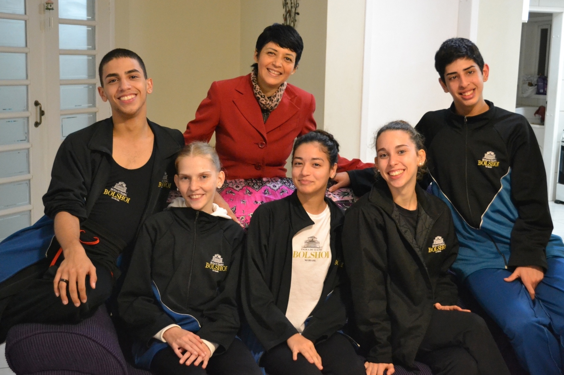 Os cinco adolescentes da Casa do Paraguai com a mãe social Cristina Aguilar (de vermelho), que se mudou há dois anos de Assunção para o Brasil com a filha Jimena (ao centro), de 14 anos. A garota foi uma das nove crianças paraguaias selecionadas para estudar balé na Escola do Teatro Bolshoi, em Joinville (SC). "Fiz por amor de mãe", diz Cristina - Manuela Schneider/Bolshoi