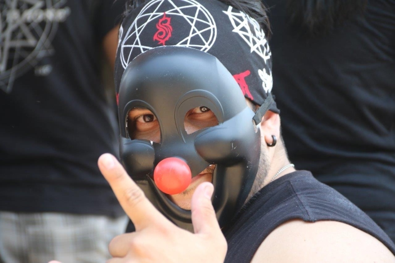 25.set.2015 - Fã aguarda abertura dos portões no 5º dia de Rock in Rio - Zulmair Rocha/UOL