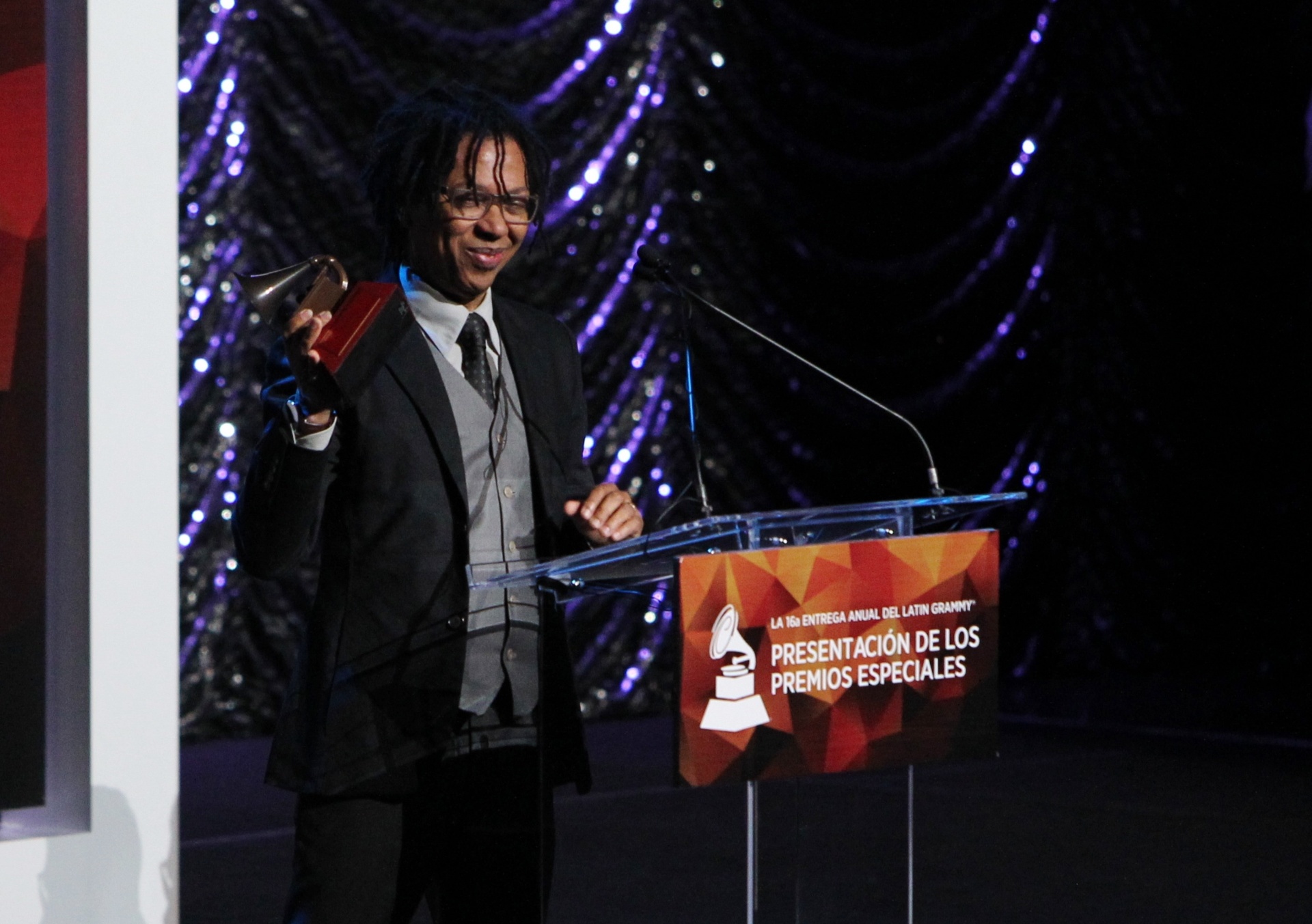 18.nov.2015 - O cantor Djavan foi homenageado com o prêmio Lifetime Achievement Award no Grammy Latino de 2015 - Chris Farina/AFP Photo