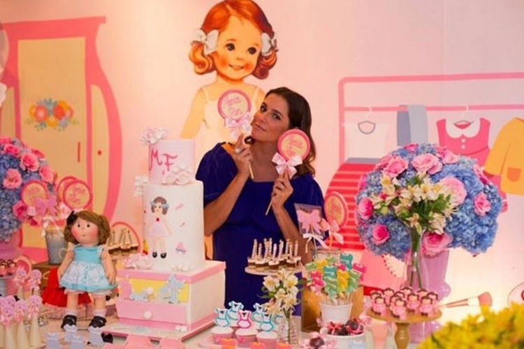 Acostumada a brincar com bonequinhas de papel na infância, Deborah Secco pensou que o passatempo podia virar tema do seu chá de bebê. A atriz, grávida de nove meses, reuniu 80 convidados para comemorar a vinda da primeira filha, Maria Flor. A Fru Fru by Lorena Duque (www.frufrufestas.com.br) foi responsável por transformar o salão de festas do prédio de Deborah em um armário de boneca - Reprodução/Instagram