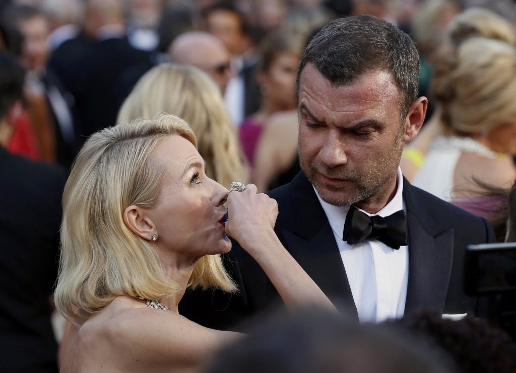 28.fev.2016 - Naomi Watts toma um shot de bebida ao chegar no Ocar 2016 ao lado do marido Liev Schreiber - Lucas Jackson/Reuters