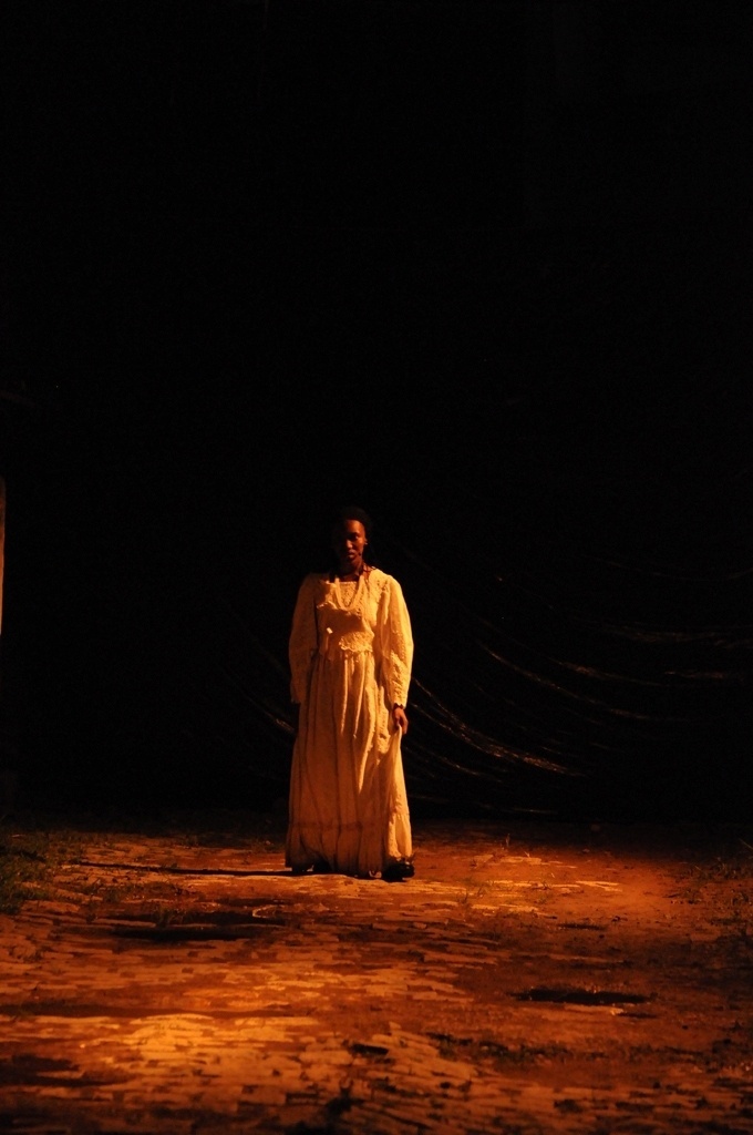 7.mar.2016 - A atriz haitiana Roselaure Jeanty canta Abecedário da Xuxa, lembrando os abusos de militares brasisleiros em seu país, na Vila Itororó, em SP, na estreia da obra na MITsp - Foto Divulgação.jpg - Divulgação