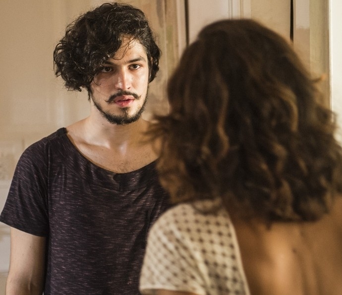 Miguel Sá Ribeiro (Gabriel Leone) é filho único de Maria Tereza e foi registrado por Carlos Eduardo - Reprodução/Gshow