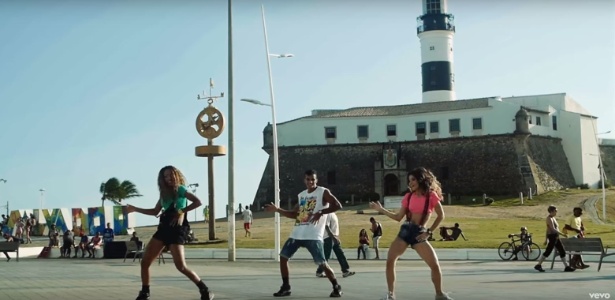 Cena gravada em frente ao Farol da Barra, na Bahia, do novo clipe do Kings of Leon - Reprodução