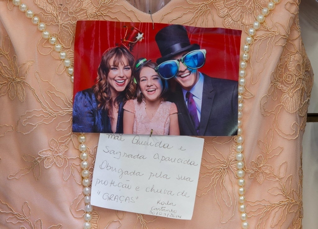 Klara Castanho tem foto ao lado de Paolla Oliveira e Mateus Solano, com quem contracenou na novela "Amor à Vida" (2013-2014). Em um bilhete, ela agradece a padroeira do Brasil - Roosevelt Cássio/UOL