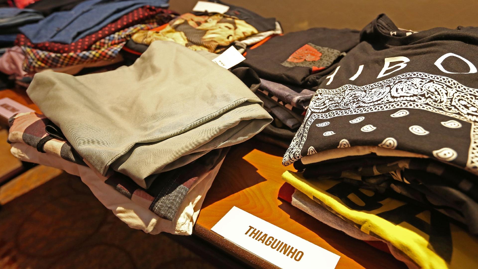 Seleção de roupas de Thiaguinho: as doações do cantor fizeram sucesso no Bazar da Preta - Marco Antonio Teixeira/UOL