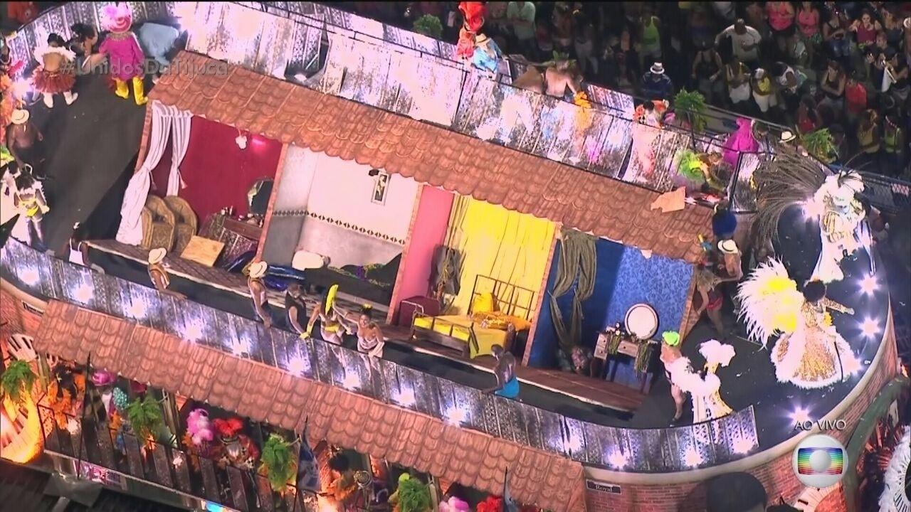 Parte superior de carro alegórico da Unidos da Tijuca desaba na concentração da Sapucaí - Reprodução/TV Globo