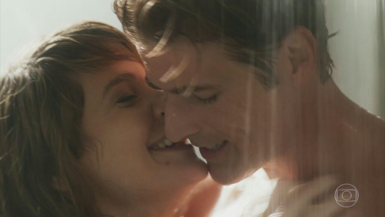 Após passagem de tempo, Helô e Pedro tomam banho juntos e aparecem com novo visual no último capítulo de "A Lei do Amor" - Reprodução/TV Globo