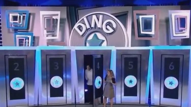 Parece um Qual é a Música com mais verba, participantes mais famosos e com referência a porta dos desesperados, do clássico ? é por elas que os artistas entram no palco - Reprodução - Reprodução